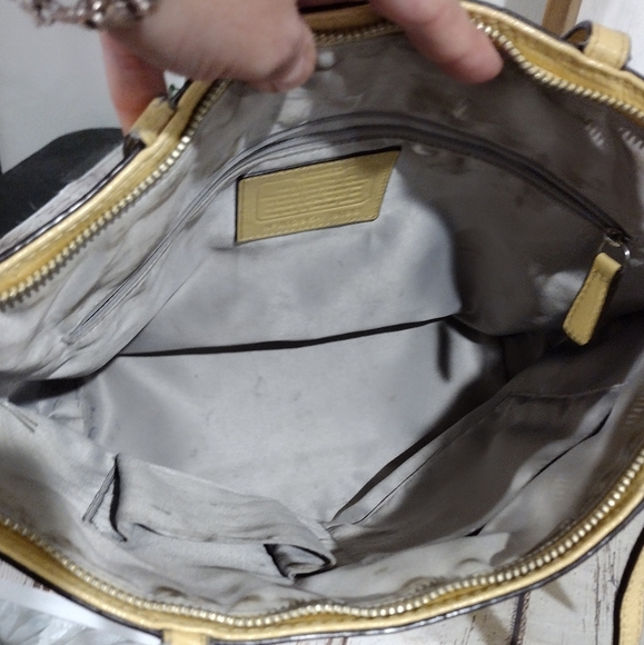 😁 Coach Custard Yellow Patent Leather Signature Stripe Tote Shoulder Bag - Picture 12 of 13